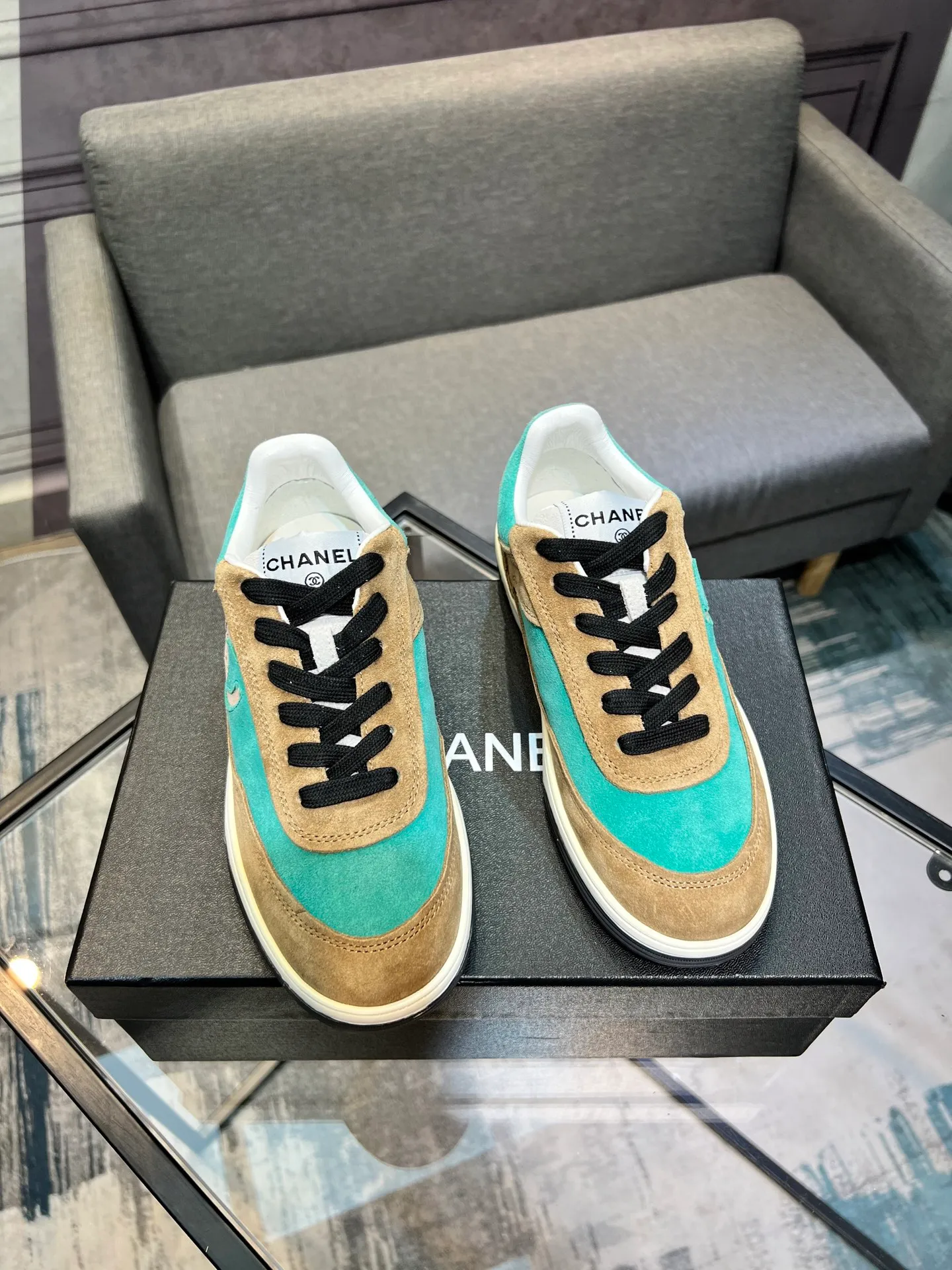 Men's men's shoes 💰620 Exclusive real shot (top version) CHANEL Chanel's new panda sneakers Panda shoes Chanel 2025ss color matching thick-soled casual sports shoes sneakers Counter synchronization The counter is very popular Very difficult to buy a shoe The most popular thick-soled panda shoes on the Internet It is obvious that Xiaoxiang control cannot miss it Simple and versatile white shoes that have both good looks and comfort Thick sole increases height, is super versatile and can be worn with eyes closed😍 Whoever wears it will look better. Upper: calfskin. Lining: imported sheepskin lining. Outsole: TPU original outsole. Size: 35-44 (41 for women, 40 for men, custom made).
